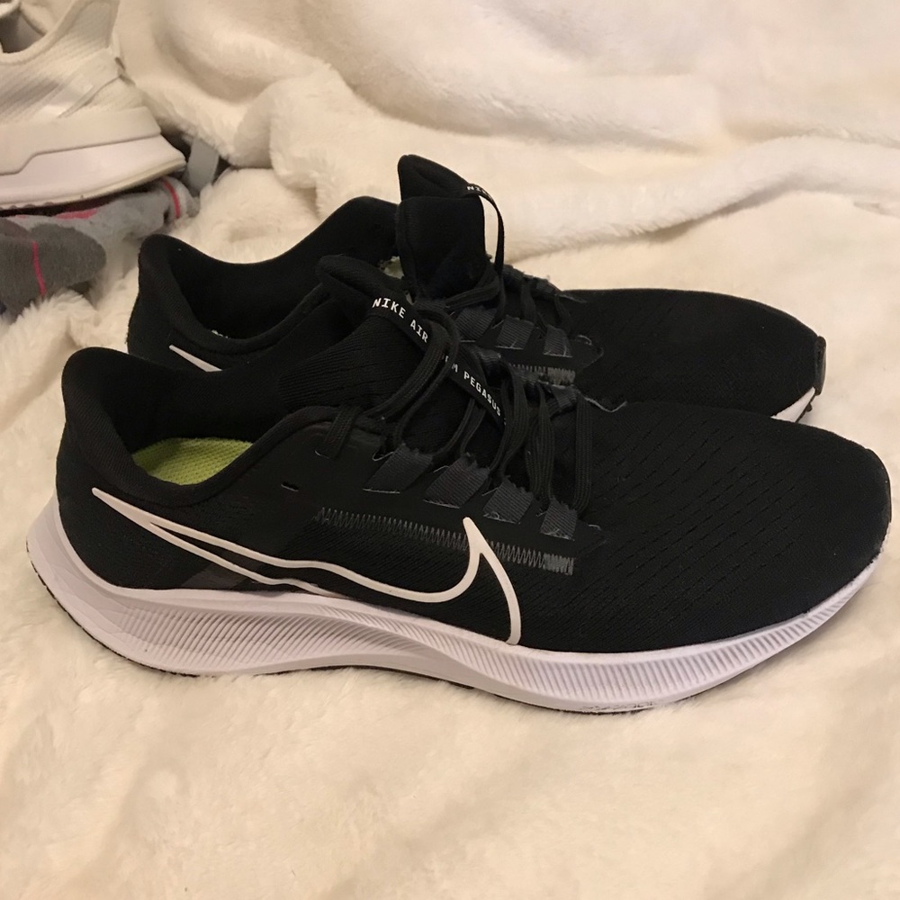 Nike zoom black and white men shoes size: 10